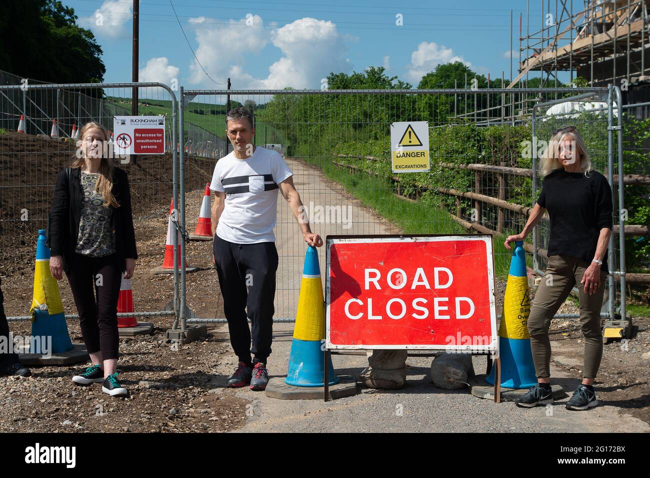 Chalfont St Giles, Großbritannien. Juni 2021. Sian Berry, die Co-Vorsitzende der Grünen Partei und lokale Wahlkandidatin Carolyne Culver, die für die Nachwahl in Amersham und Chesham kandidierte, traf heute mit Anwohnern zusammen, die vom Hochgeschwindigkeitsbahnbau betroffen waren. HS2 hat einen Teil der Bottom House Farm Lane gesperrt und die Einheimischen können nicht mehr auf der Straße spazieren oder Fahrrad fahren. Es gibt jetzt eine lange Ablenkung für Wanderer, die diese ehemalige ziemlich einspurige Straße benutzt haben. Quelle: Maureen McLean/Alamy Live News Stockfoto