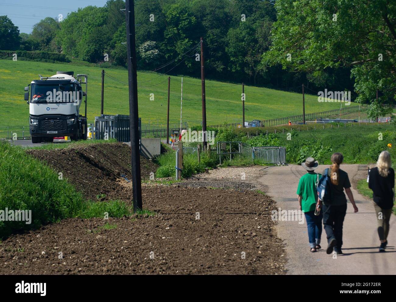 Chalfont St Giles, Großbritannien. Juni 2021. Ein LKW verlässt das HS2-Gelände auf der Haul-Straße. Sian Berry, die Co-Vorsitzende der Grünen Partei und lokale Wahlkandidatin Carolyne Culver, die für die Nachwahl in Amersham und Chesham kandidierte, traf heute mit Anwohnern zusammen, die vom Hochgeschwindigkeitsbahnbau betroffen waren. HS2 hat eine steile und hochseitige Zufahrtsstraße direkt vor den Häusern der Anwohner in der Bottom House Farm Lane, Chalfont St Giles, gebaut. Quelle: Maureen McLean/Alamy Live News Stockfoto