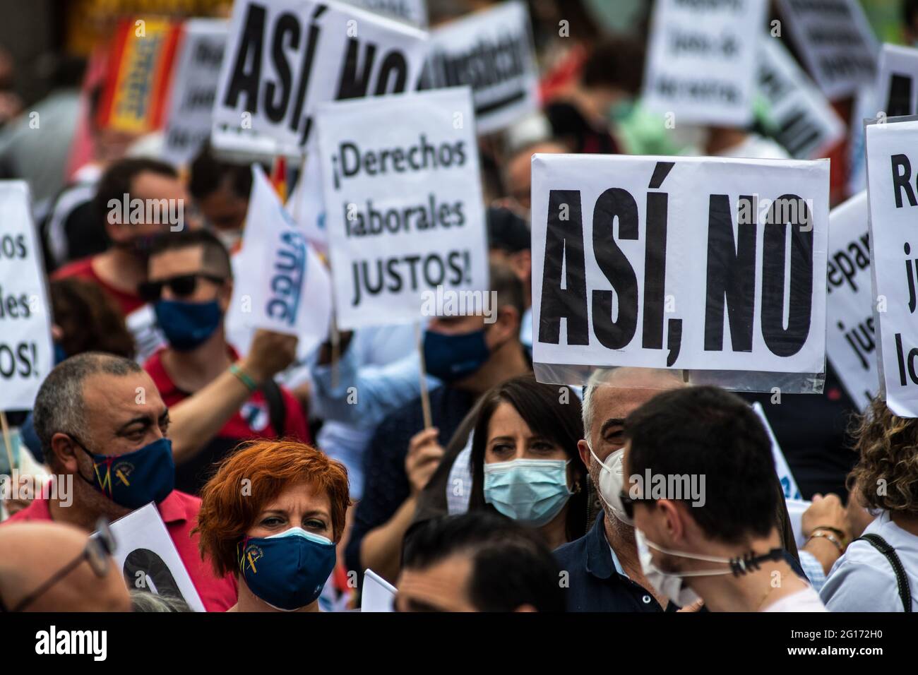 Madrid, Spanien. Juni 2021. Zivilbeamte protestierten während einer Demonstration mit Plakaten, um die gleichen Rechte mit den übrigen Polizeikräften zu fordern. Quelle: Marcos del Mazo/Alamy Live News Stockfoto