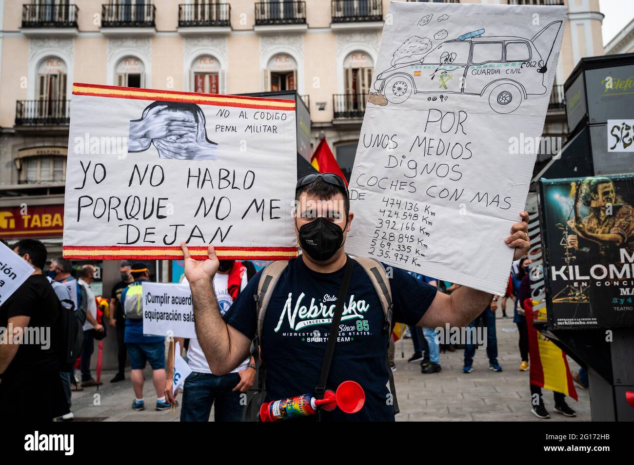 Madrid, Spanien. Juni 2021. Die Zivilgarde protestierten während einer Demonstration mit Plakaten, um die gleichen Rechte mit den übrigen Polizeikräften zu fordern. Quelle: Marcos del Mazo/Alamy Live News Stockfoto