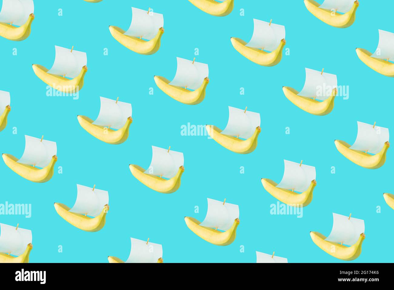 Eine gelbe Banane und ein Papier segeln wie ein Schiff auf einem pastellblauen Hintergrund. Reisen abstrakte 3D-Anzeige Hintergrund Art. Stockfoto