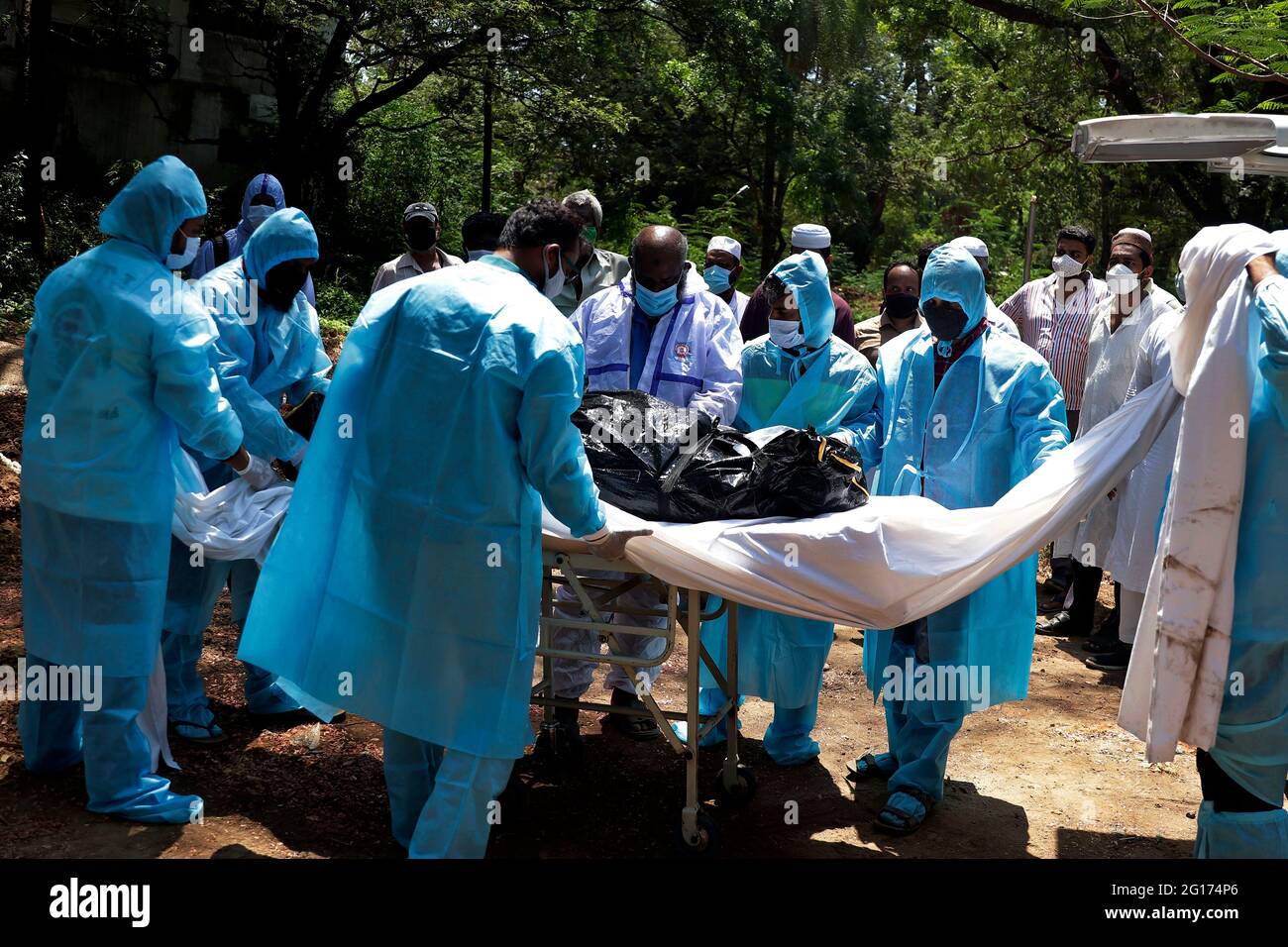Chennai, Indien. Juni 2021. Freiwillige bereiten sich zusammen mit Friedhofskräften in Schutzkleidung darauf vor, den Leichnam eines Mannes, der an dem Corona-Virus Covid-19 starb, in einer Grube in Chennai zu begraben. (Foto von Sri Loganathan Velmurugan/Pacific Press) Quelle: Pacific Press Media Production Corp./Alamy Live News Stockfoto