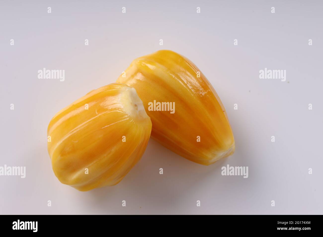 Reife Jackfruit, wunderschön arrangiert auf weißem, strukturiertem Hintergrund, isoliert. Stockfoto