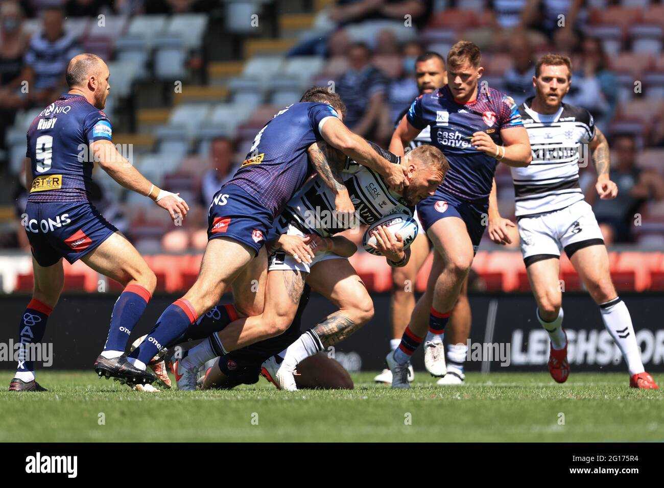 Leigh, Großbritannien. Juni 2021. Josh Griffin (4) von Hull FC in Angriff genommen von Alex Walmsley (8) von St Helens in Leigh, Großbritannien am 6/5/2021. (Foto von Mark Cosgrove/News Images/Sipa USA) Quelle: SIPA USA/Alamy Live News Stockfoto