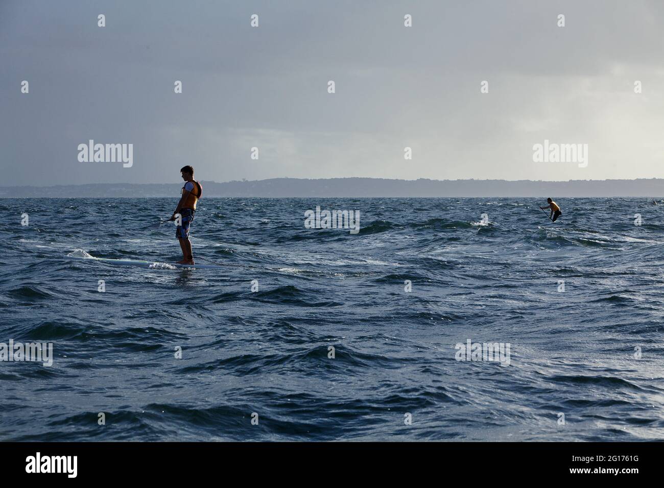 Stand Up Paddle Rennen in Douarnenez Bay, Crozon-Morgat, Bretagne, Frankreich Stockfoto