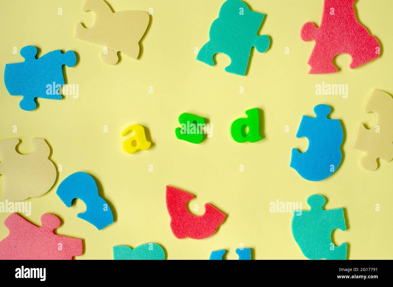 Farbige Buchstaben ASD Wort mit mehrfarbigen Puzzle-Elemente. Konzept des Welt-Autismus-Tages Stockfoto