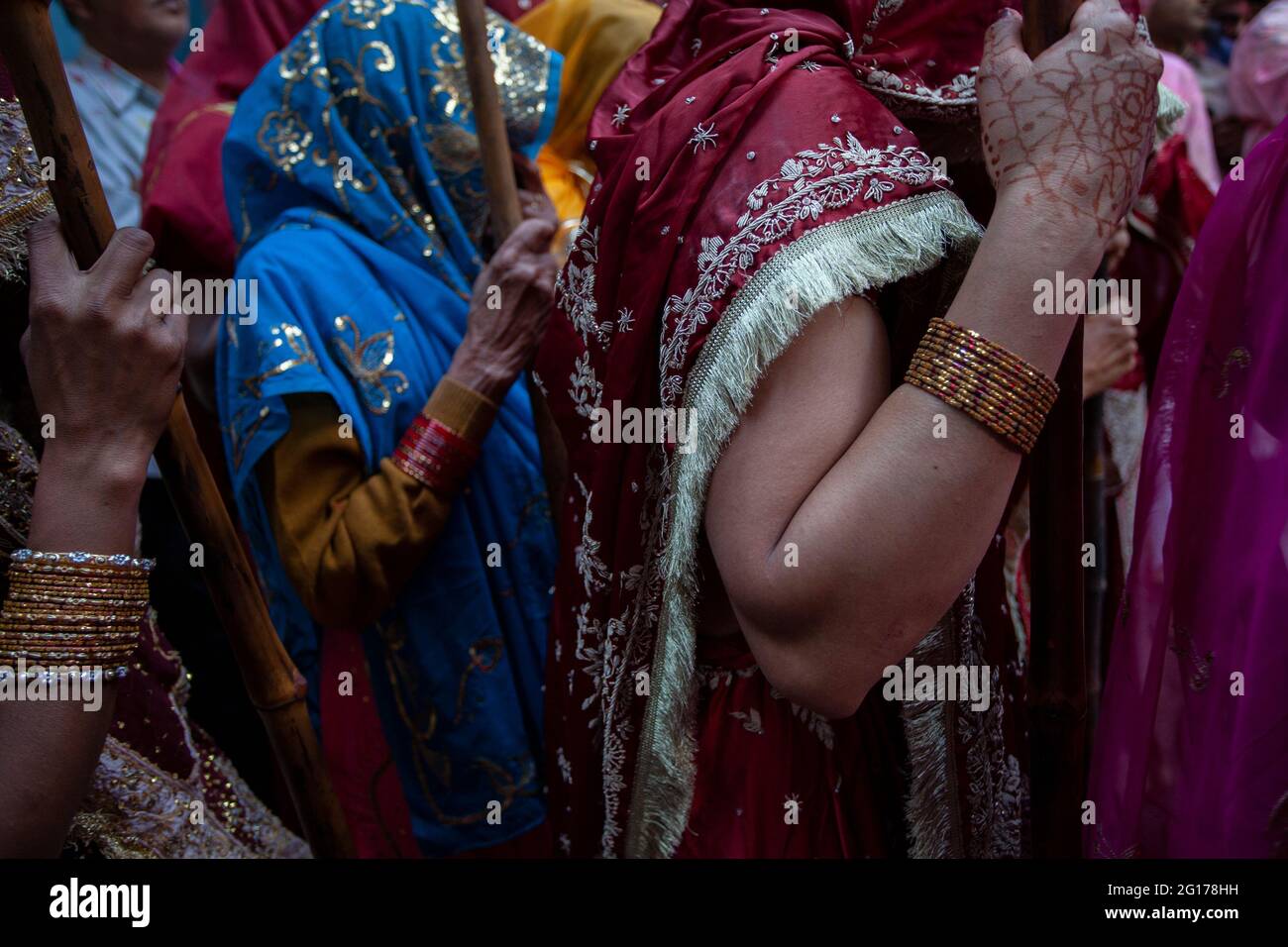 Frau aus dem Dorf Barsan hält vor dem Lathmar Holi Festival Stöcke Stockfoto