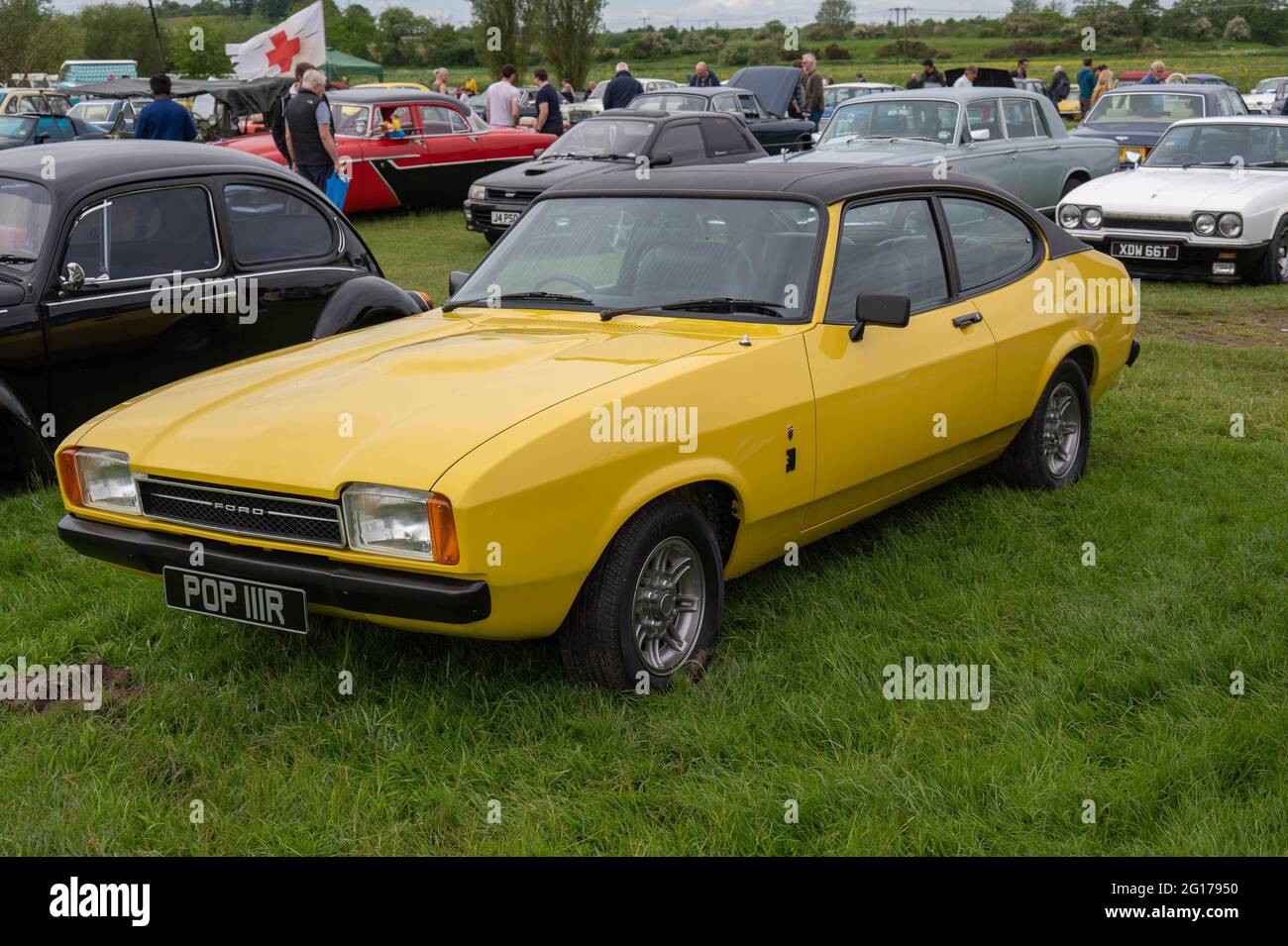 Ein schöner klassischer Ford Capri Mark zwei 3 Liter Ghia in Gelb mit schwarzem Vinyldach Stockfoto