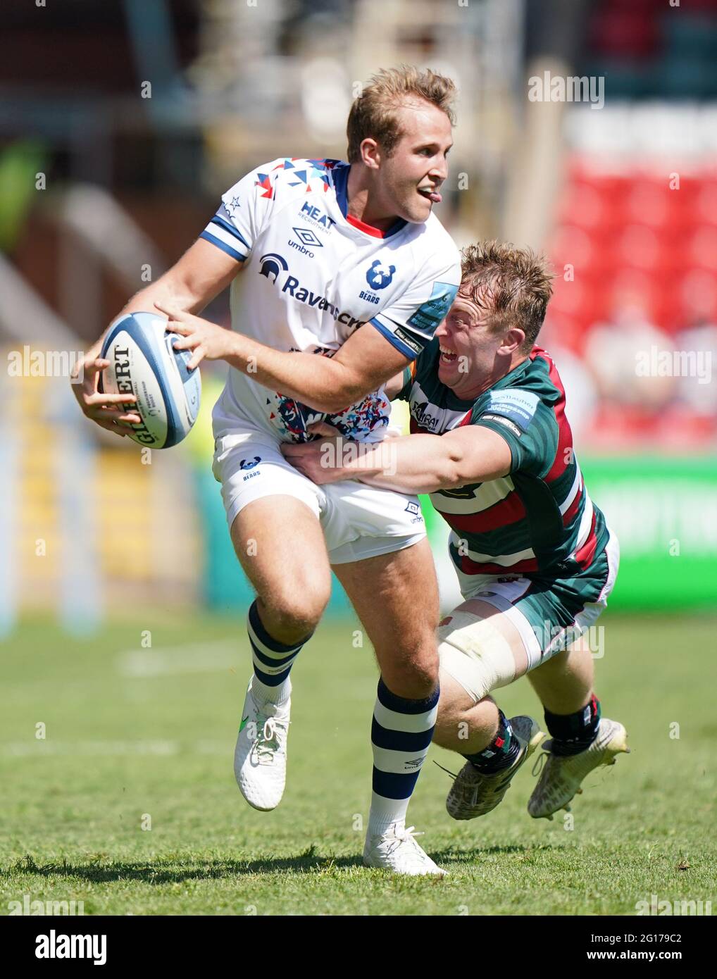 Tommy Reffelll von Leicester Tigers bekämpft Max Malins von Bristol Bears während des Spiels der Gallagher Premiership in Mattioli Woods Welford Road, Leicester. Bilddatum: Samstag, 5. Juni 2021. Stockfoto