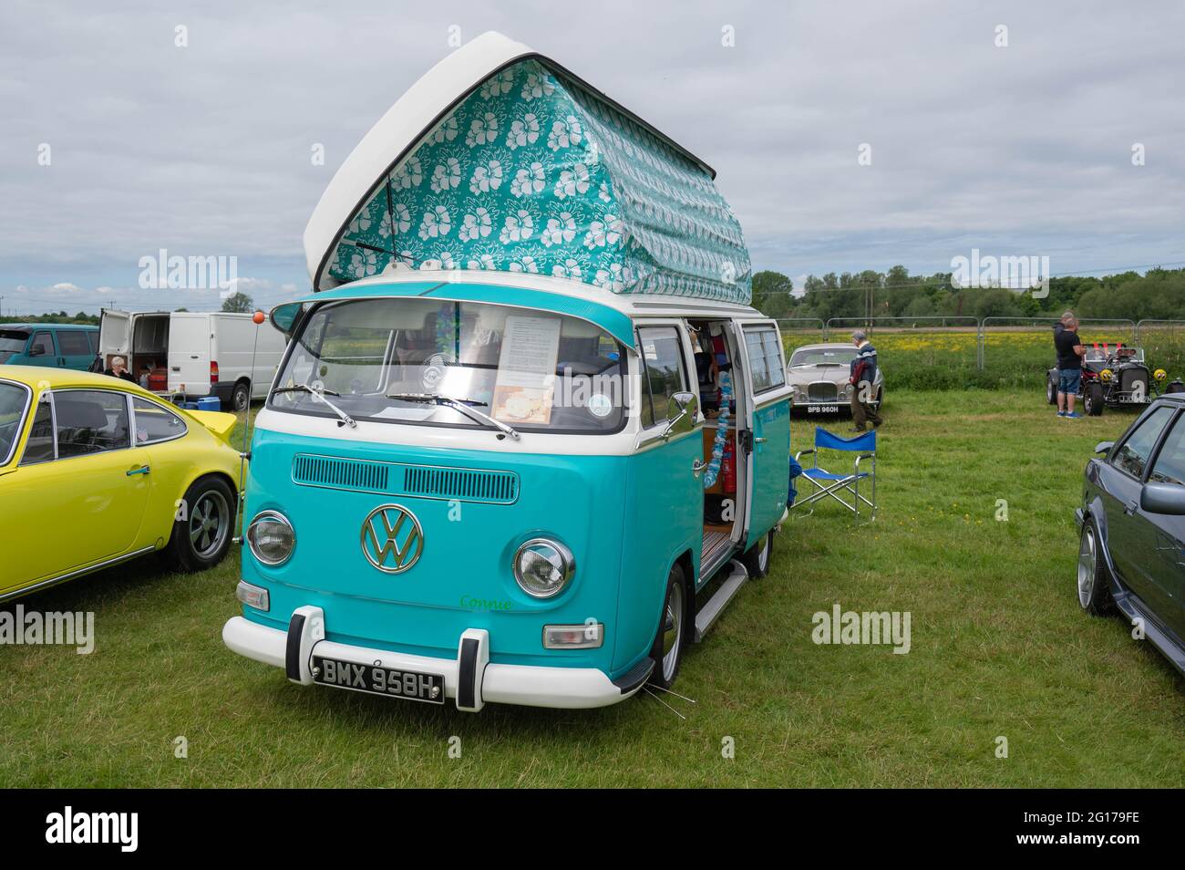 Ein alter luftgekühlter volkswagen Wohnmobil mit aufklappbarer Decke bei einer Oldtimer-Rallye Stockfoto