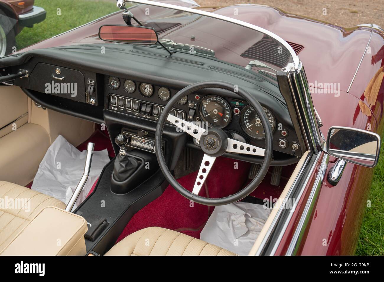 E-Typ Jaguar V12 Cabriolet in Rot auf einer Oldtimer-Show in Norwich Stockfoto