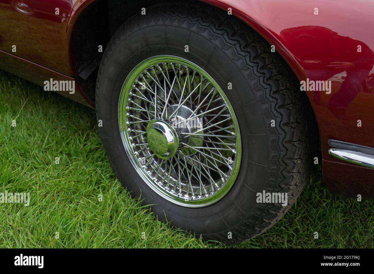 E Jaguar V12 Drahtrad aus Chrom Stockfoto