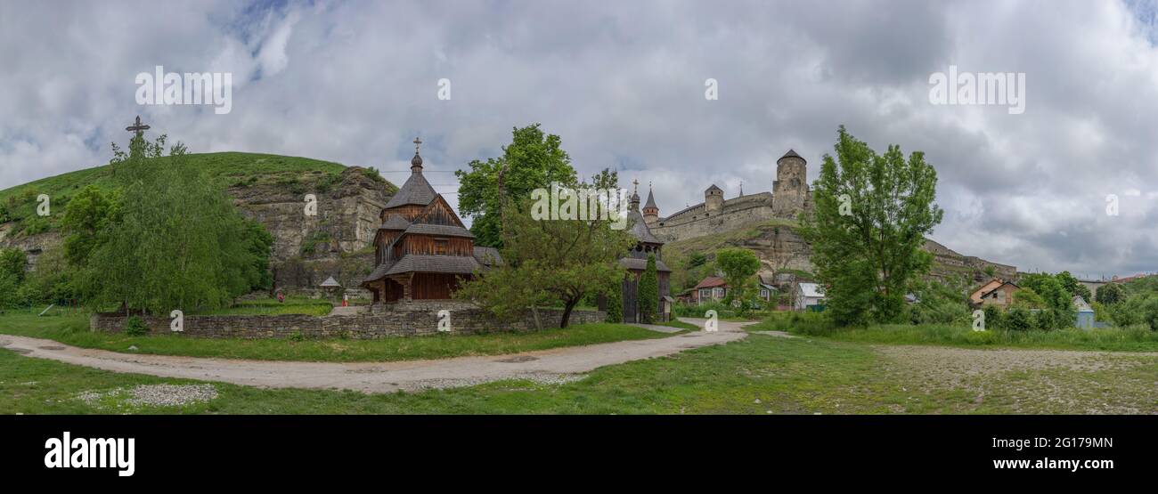 Blick auf die Holzkirche - Zerkva Vozdvyzhennya Chesnoho Chresta, befindet sich in Smotrytsky Canyon, Kamianets-Podilskyi, Ukraine Stockfoto