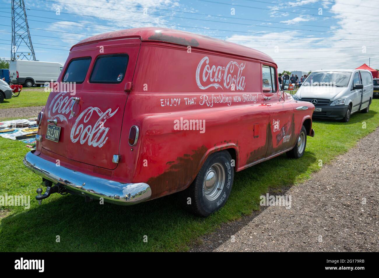 Großer Chevrolet Coca-Cola-roter Van auf einer Autoausstellung in norfolk Stockfoto