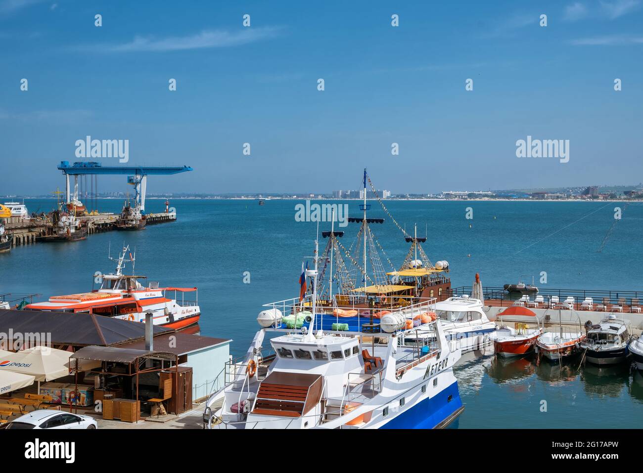 Anapa Russland 1. Juli 2020 - ein Ferienort im Süden Russlands, die Küste des Schwarzen Meeres, Strände, Hafen und Straßen der Stadt, Sommerzeit Stockfoto