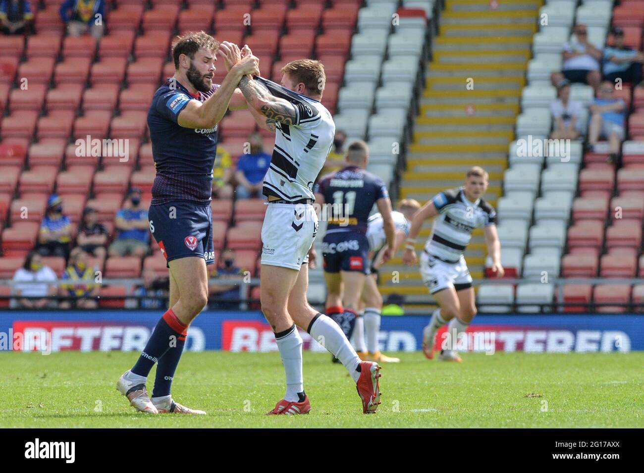 Leigh, Großbritannien - 5. Juni 2021 - Alex Walmsley von St Helens und Marc Sneyd (7) von Hull FC treten während des Halbfinals des Betfred Challenge Cup der Rugby League im Leigh Sports Village, Leigh, Großbritannien, gegen St. Helens an Dean Williams/Alamy Live News Stockfoto