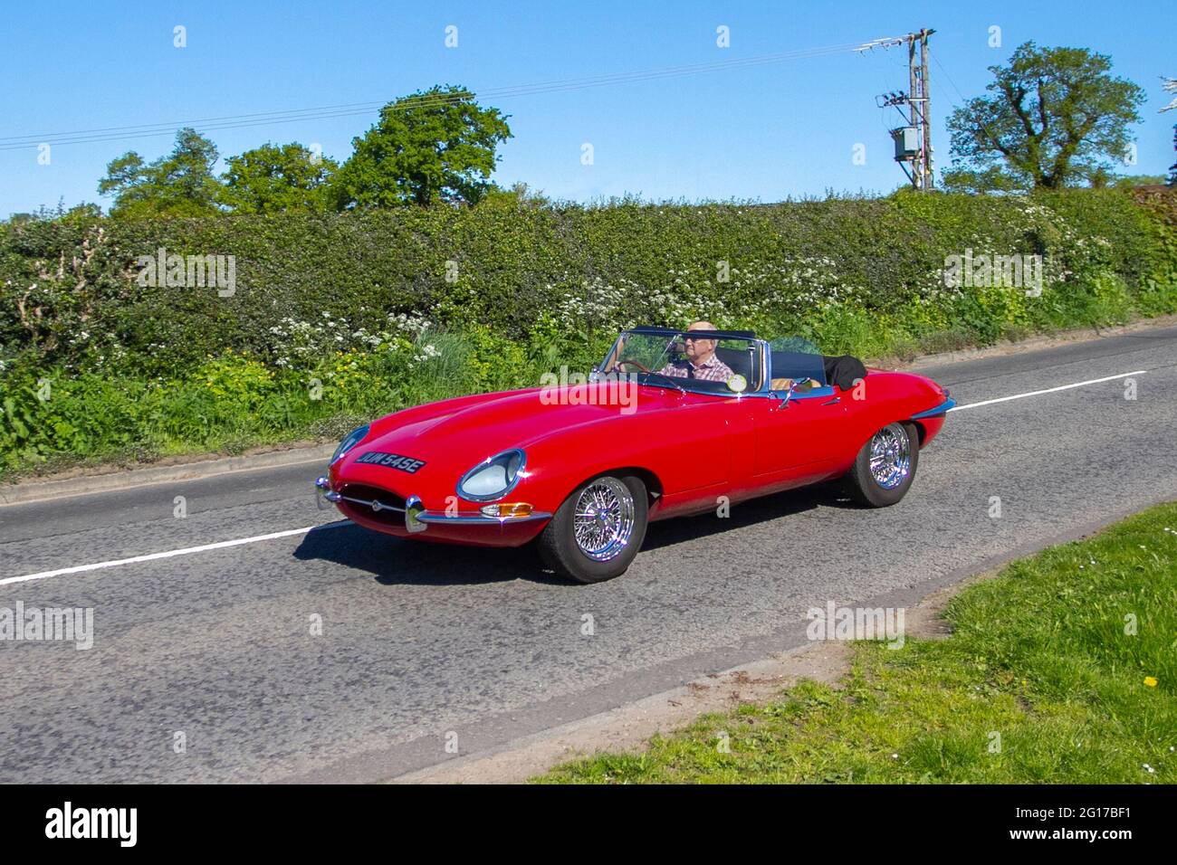 1967 60s rotes Jaguar Cabriolet, 4235cc auf dem Weg zur Capesthorne Hall classic May Car Show, Ceshire, Großbritannien Stockfoto