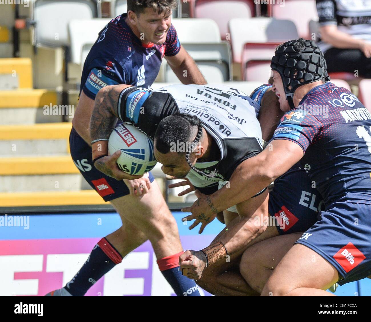 Leigh, Großbritannien - 5. Juni 2021 - Mahe Fonua (5) von Hull FC versucht es während des Halbfinals des Betfred Challenge Cup der Rugby League Hull FC gegen St. Helens im Leigh Sports Village, Leigh, Großbritannien Dean Williams/Alamy Live News Stockfoto