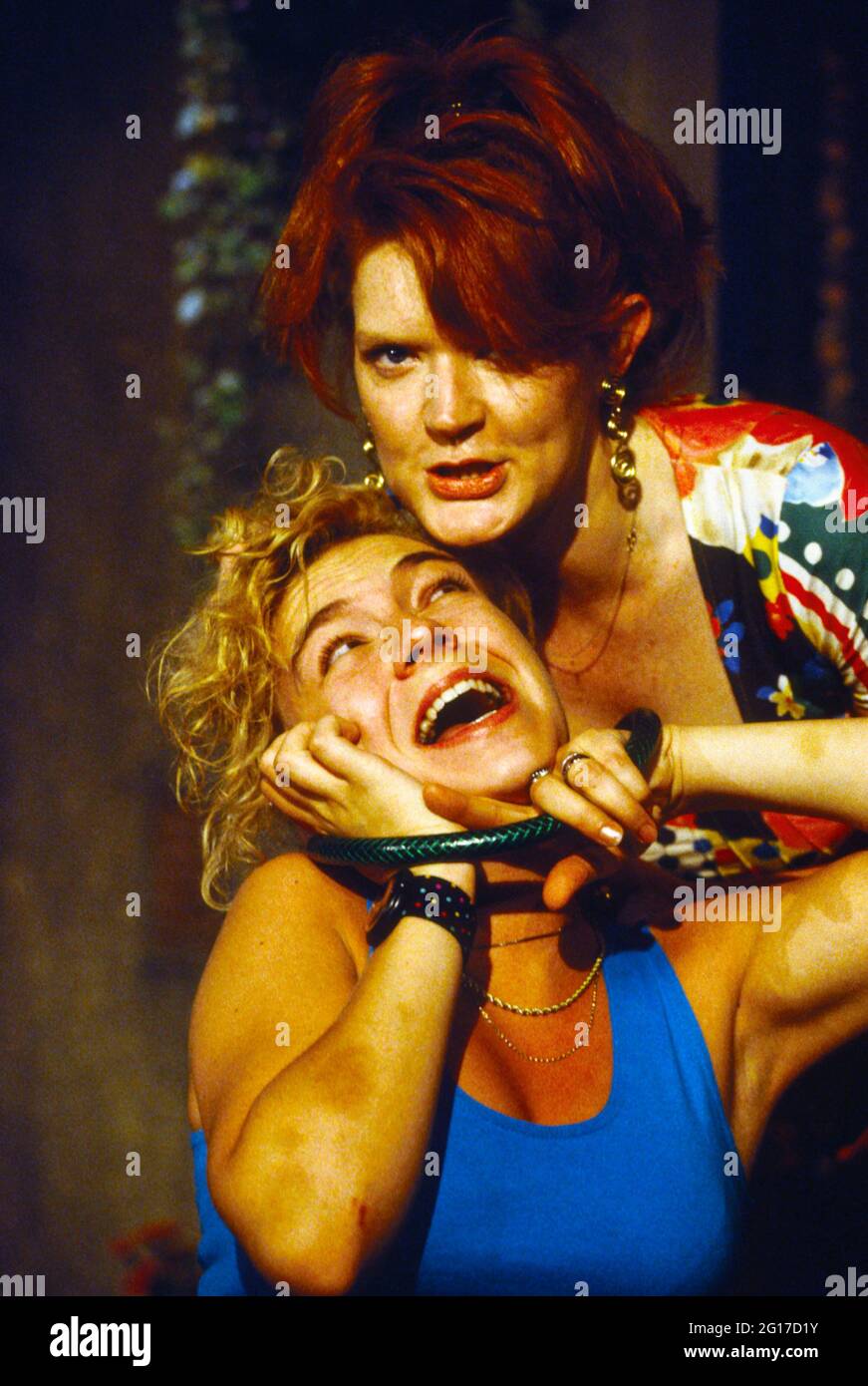 l-r: Sophie Stanton (Leah), Patricia Kerrigan (Sandra) in BEAUTIFUL THING von Jonathan Harvey im Bush Theatre, London W12 28/07/1993 Design: Robin Don Beleuchtung: Johanna Stadtleitung: Hettie Macdonald Stockfoto