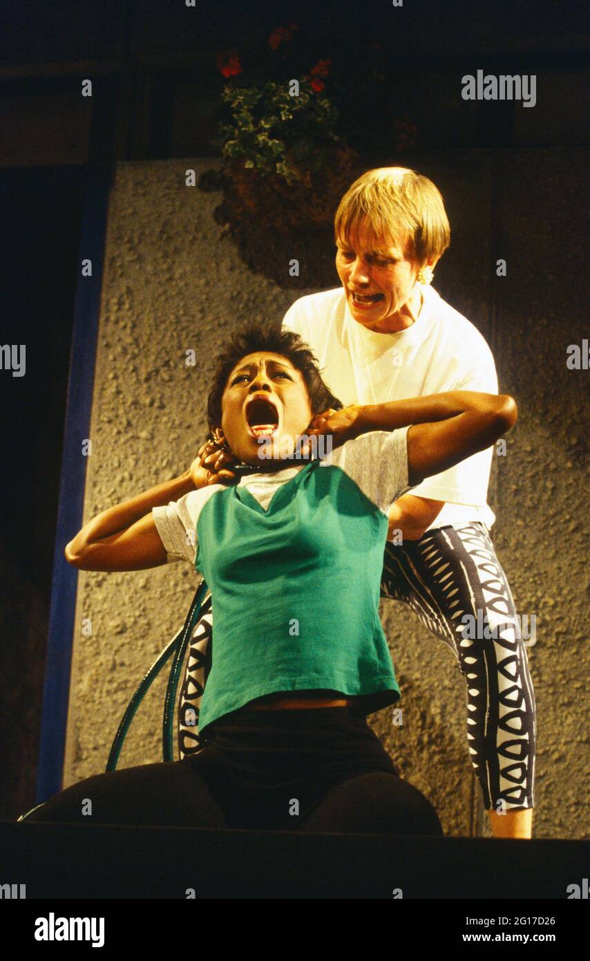 l-r: Diane Parish (Leah), Amelda Brown (Sandra) in BEAUTIFUL THING von Jonathan Harvey am Duke of York's Theatre, London WC2 20/09/1994 A Bush Theatre 1993 Produktionsdesign: Robin Don Beleuchtung: Johanna Stadtleitung: Hettie Macdonald Stockfoto