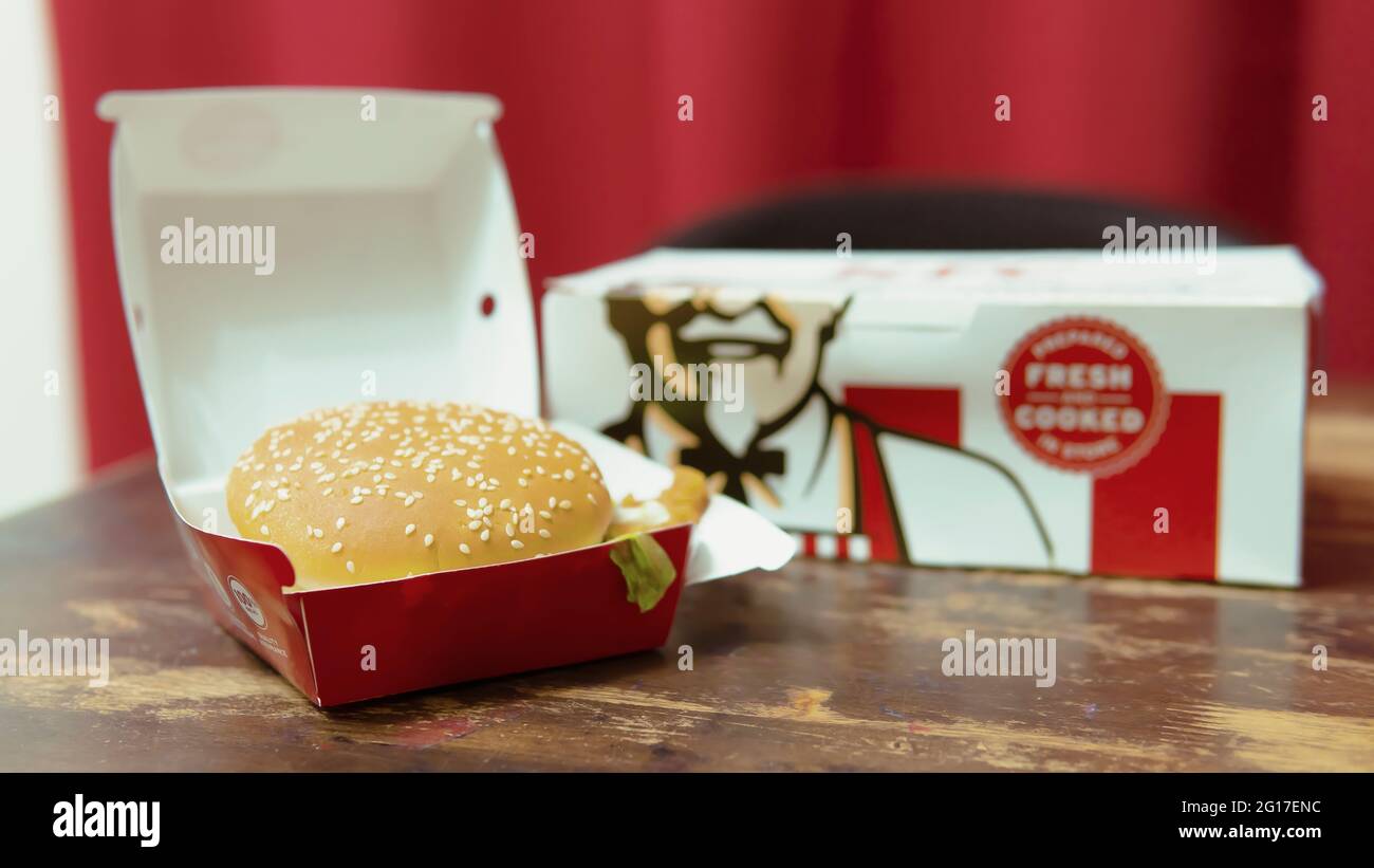 Rawang, Selangor, Malaysia, 5. Juni 2021 - Kentucky Fried Chicken (KFC) Restaurant. KFC ist eine Fast-Food-Restaurantkette, die sich auf frittierten Chic spezialisiert hat Stockfoto