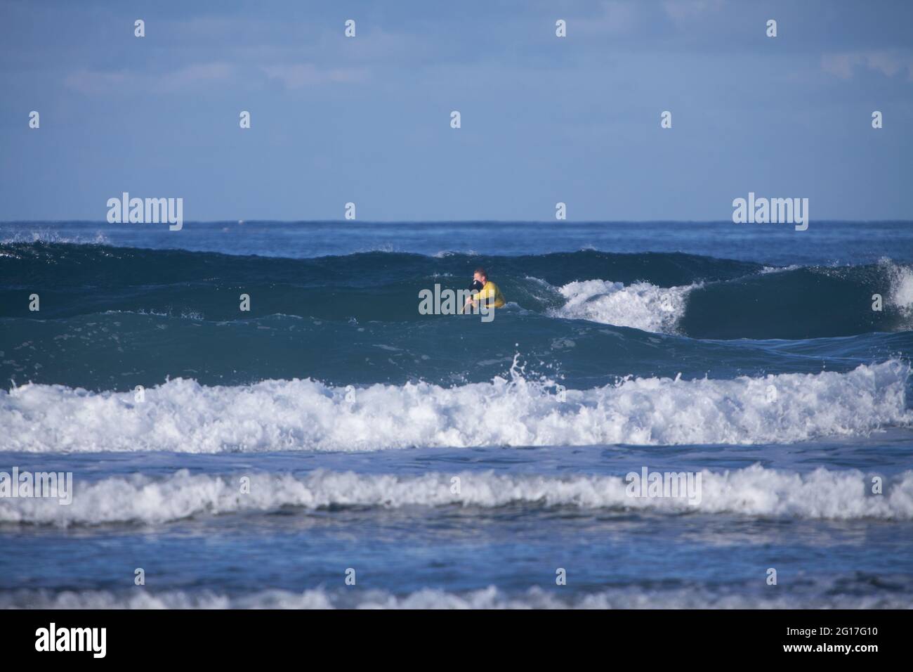 Einsame Waveski im Wettbewerb, am Strand von La Palue, Crozo, Bretagne, Frankreich Stockfoto