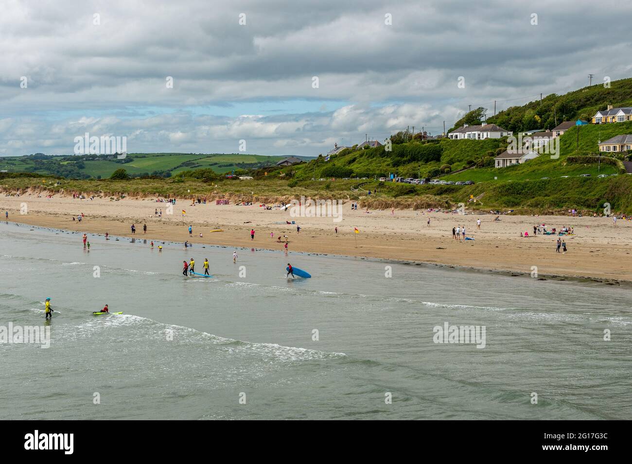 Inchydoney Beach, West Cork, Irland. Juni 2021. Inchydoney Beach war an einem warmen, aber bewölkten Tag sehr voll mit Menschen. Das beste Wetter für das Feiertagswochenende ist morgen, die Temperaturen werden voraussichtlich 20 C erreichen.Quelle: AG News/Alamy Live News Stockfoto