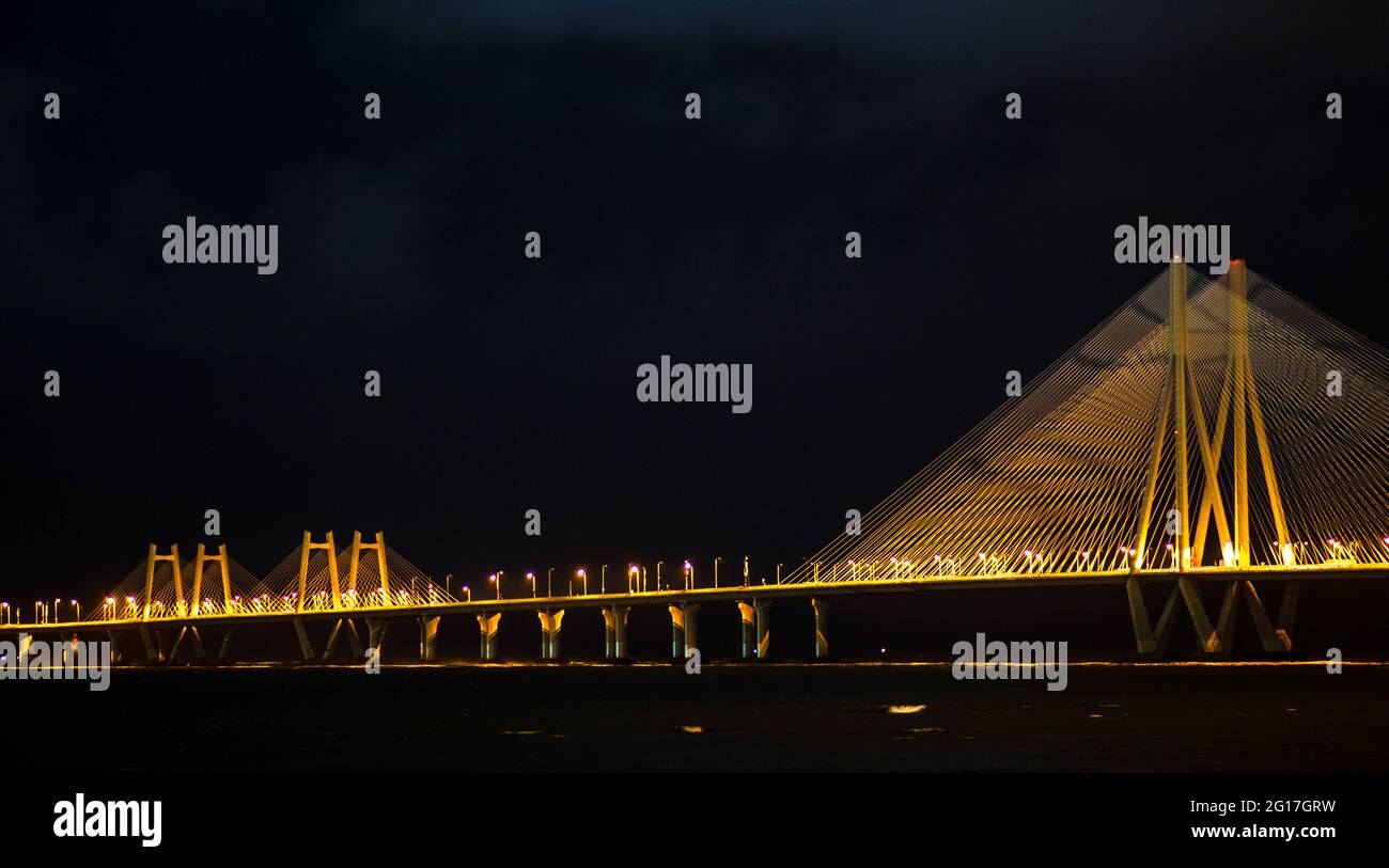 Die Bandra-Worli Sea Link ist eine Brücke, die Bandra in den westlichen Vororten von Mumbai mit Worli in Süd-Mumbai verbindet. Stockfoto