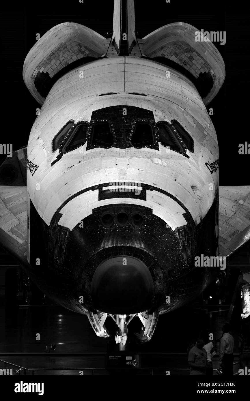 Schwarzweiß-Bild der NASA Space Shuttle Discovery im Steven F. Udvar-Hazy Center im Smithsonian National Air and Space Museum Stockfoto