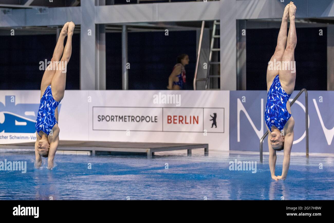 Berlin, Deutschland. Juni 2021. Wassertauchen: Deutsche Meisterschaft, Entscheidung, Synchronspringen 3 m, Frauen, Schwimm- und Tauchhalle im Europa-Sportpark. Jana Lisa Rother vom Berliner TSC und Saskia Oettinghaus (l) vom Dresdner SC 1898 e.V. tauchen ins Wasser. Quelle: Andreas Gora/dpa/Alamy Live News Stockfoto