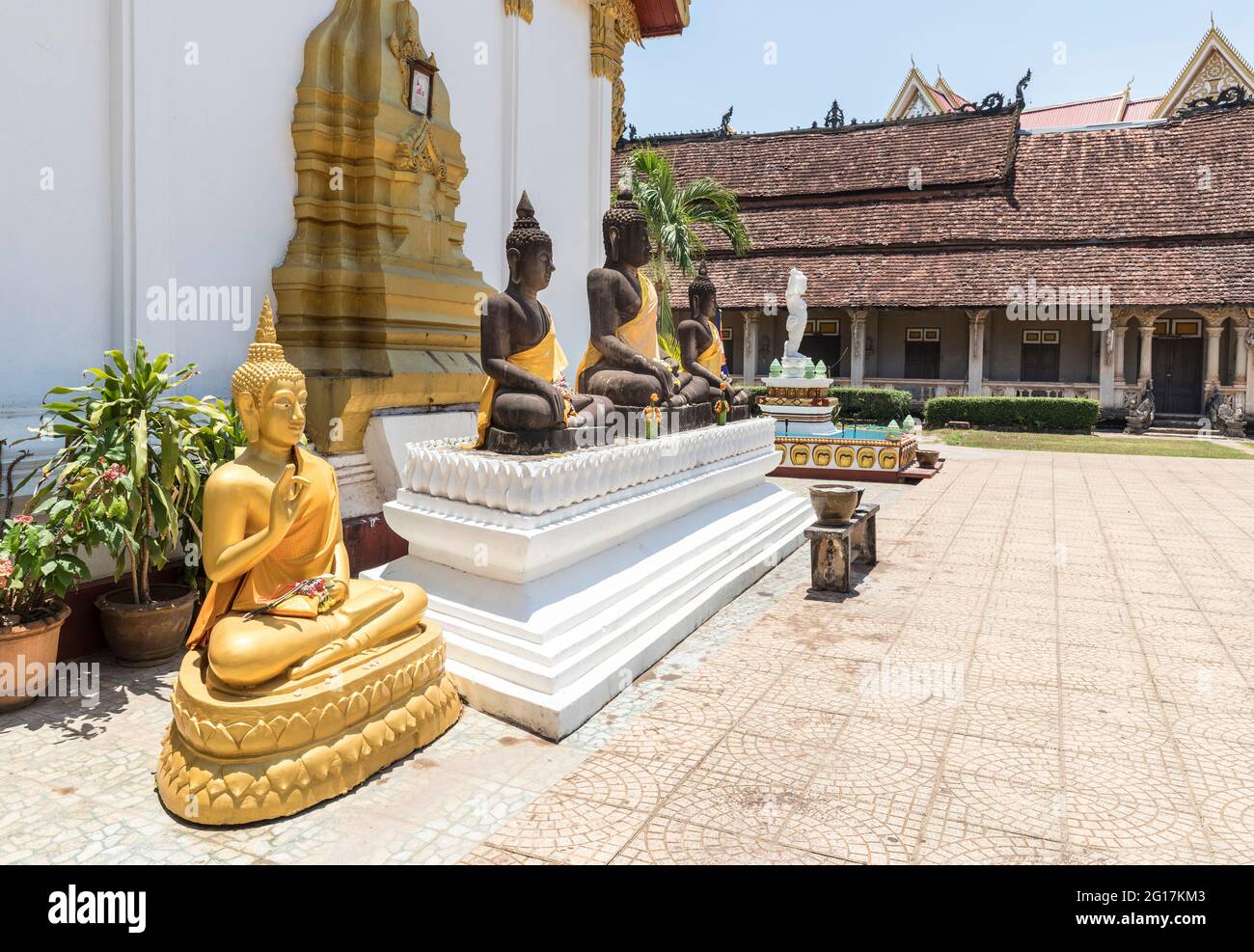 Buddha in Schwarz und Gold mit goldener Schärpe, Wat Luang Pakse, Tempel in Pakse, Laos Stockfoto