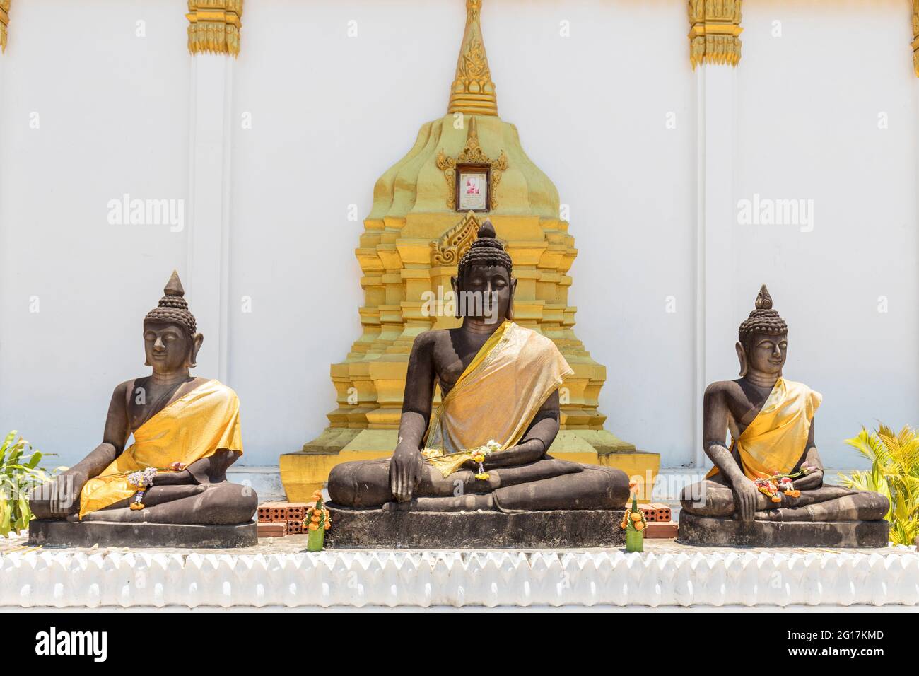 Schwarzer buddha mit goldener Schärpe, Wat Luang Pakse, Tempel in Pakse, Laos Stockfoto