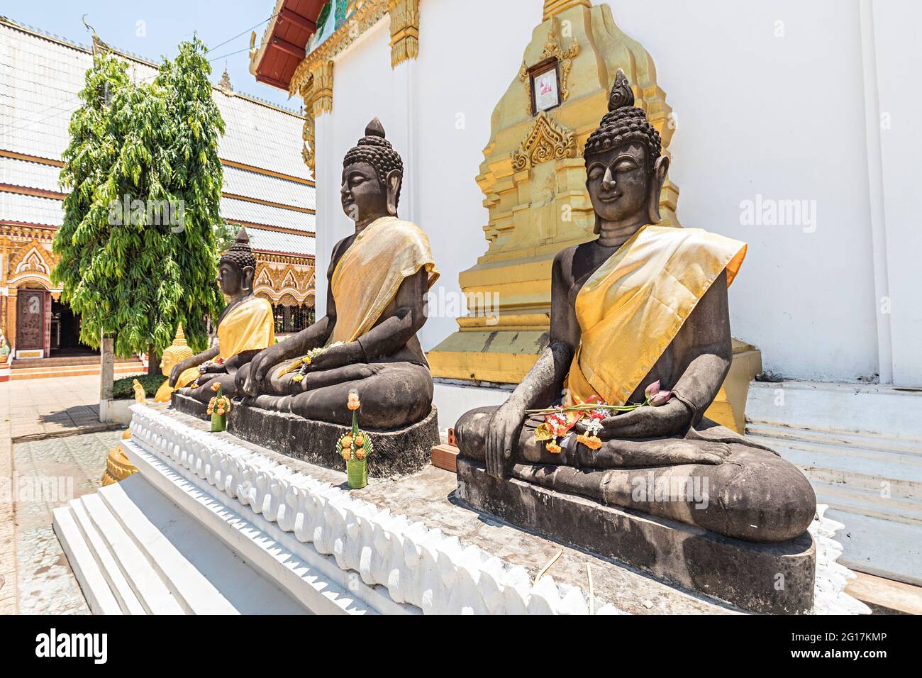 Schwarzer buddha mit goldener Schärpe, Wat Luang Pakse, Tempel in Pakse, Laos Stockfoto