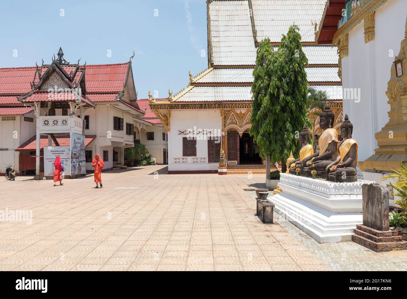Schwarzer buddha mit goldener Schärpe, Wat Luang Pakse, Tempel in Pakse, Laos Stockfoto