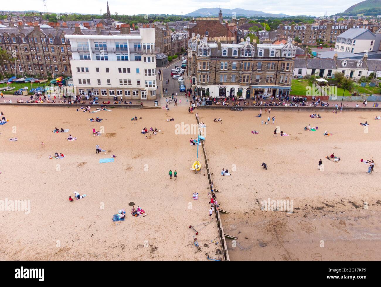 Portobello, Schottland, Großbritannien. 5. Juni 2021. Viele Einheimische machten sich auf den Weg zum beliebten Portobello Strand außerhalb von Edinburgh, als die Temperaturen am Samstagnachmittag angenehme 20 Grad erreichten. Iain Masterton/Alamy Live News Stockfoto