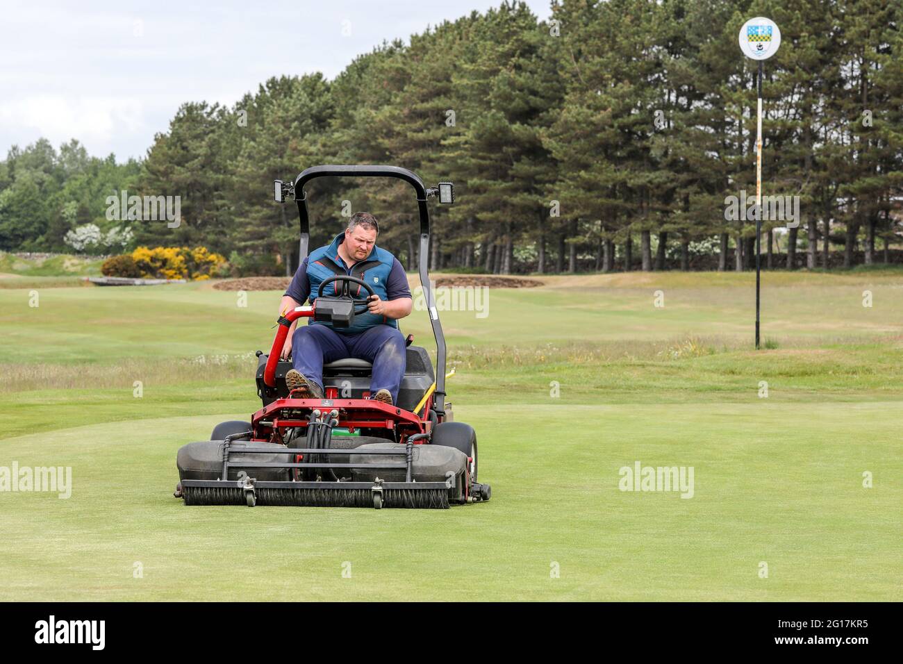 Troon, Großbritannien. Juni 2021. Der Kilmarnock (Barassie) Golf Club und die „R and A“ bereiten den Barassie Links Course vor, um für die 118. Amateur Golf Championship der Damen, die am 7. Juni beginnt, mit den letzten Runden am 12. Juni, bereit zu sein. Der Wettbewerb, der unter strengen Auflagen ausgetragen wird, hat mehr als 100 nationale und internationale Teilnehmer angezogen, die um die historische Trophäe und die Teilnahme an den AIG Womens Open, den US Womens Open, den Evian Championships und den Augusta National Womens Amateur Championships konkurrieren, Credit: Findlay/Alamy Live News Stockfoto