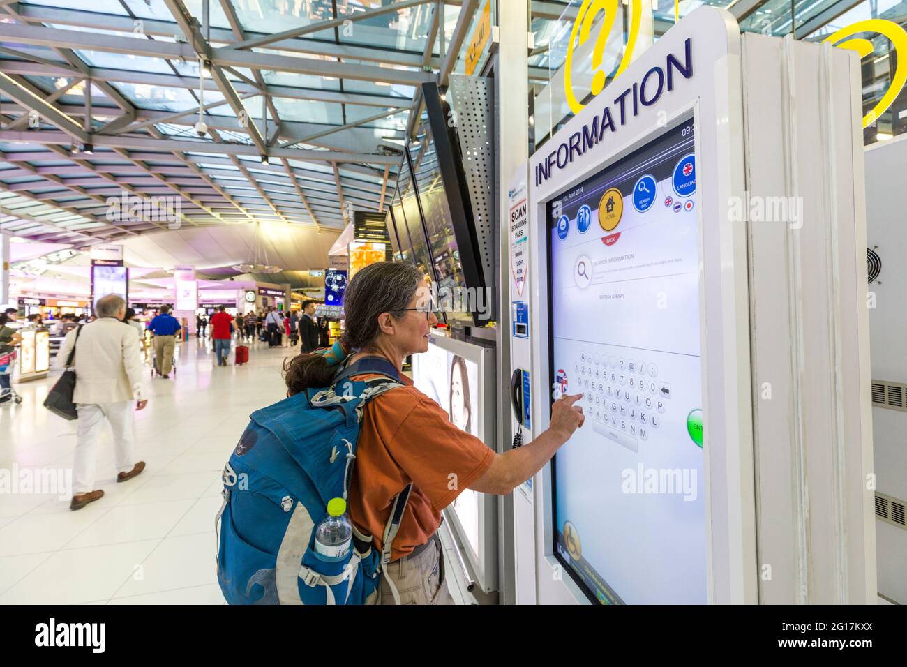 Reisende mit digitaler interaktiver Informationstafel, Suvarnabhumi Airport, Bangkok, Thailand Stockfoto