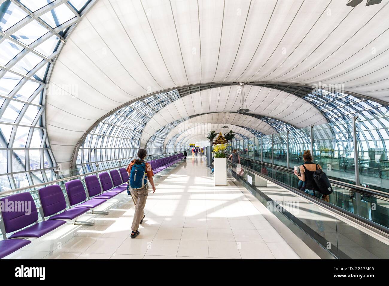 Zu Fuß zum Abflugsteig, Flughafen Suvarnabhumi, Bangkok, Thailand Stockfoto