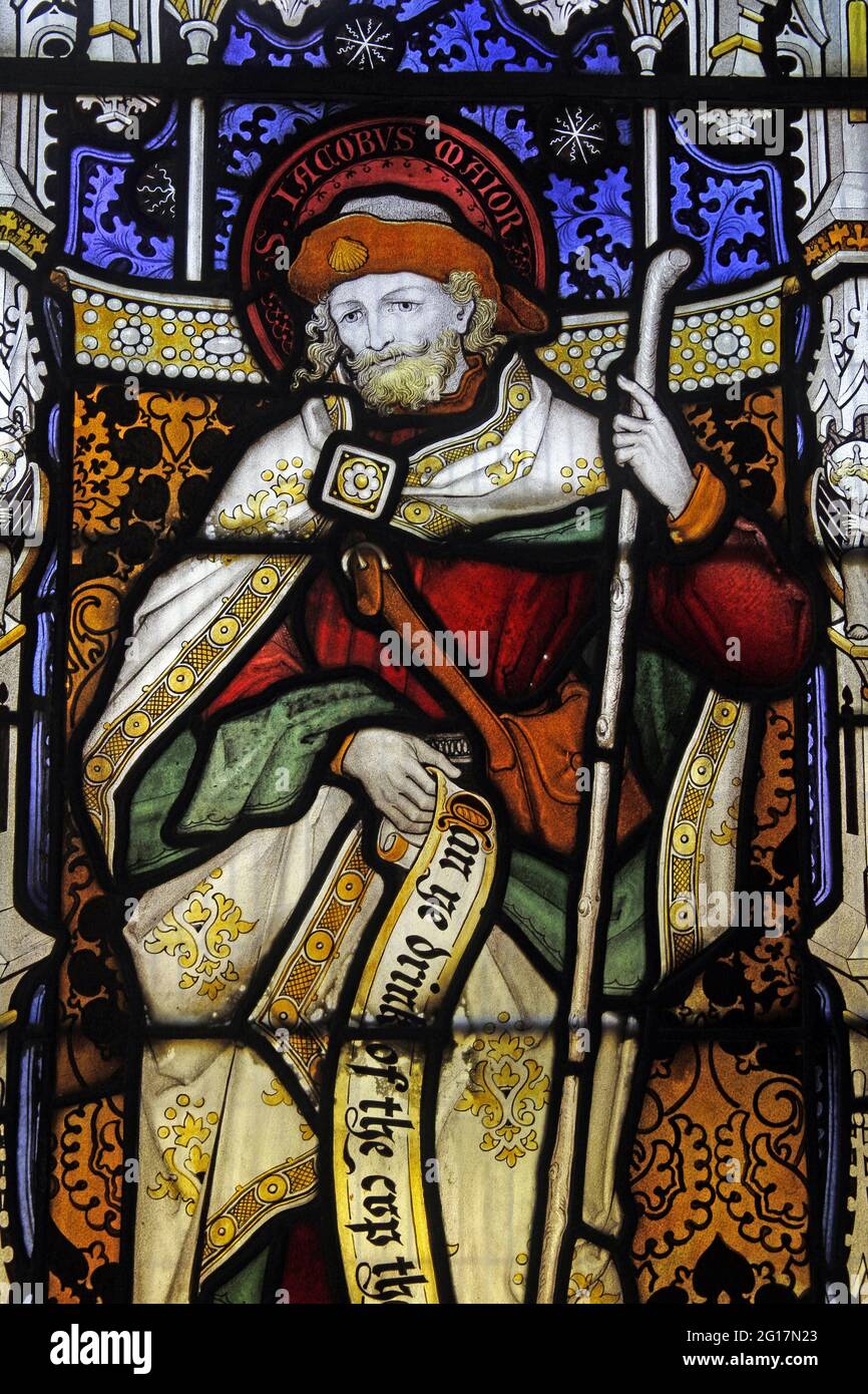 Buntglasfenster von Herbert Bryans mit Darstellung von St. Peter, St. Leonard's Church, Rockingham, Northamptonshire Stockfoto