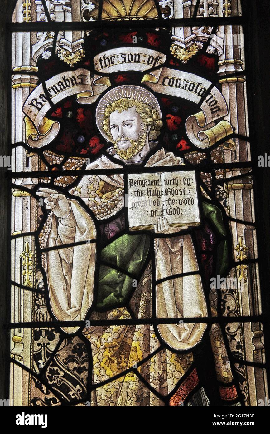 Buntglasfenster von Percy Bacon mit der Darstellung von St Barnabas, St Leonard's Church, Rockingham, Northamptonshire Stockfoto