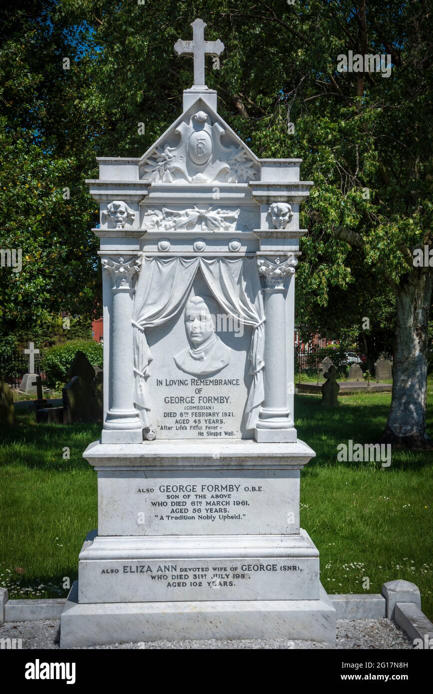 George Formby Grab und Grabstein in der Bezirksbezirkenkloster von Warrington. Stockfoto