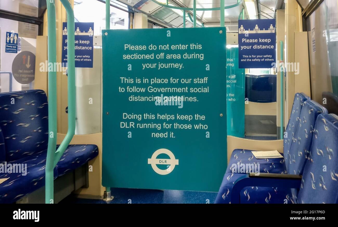 London, Vereinigtes Königreich - 29. August 2020: Sicherheitshinweis fordert Passagiere auf, sich nicht in einen bestimmten Bereich zu begeben und soziale Distanzierungen zu üben Stockfoto