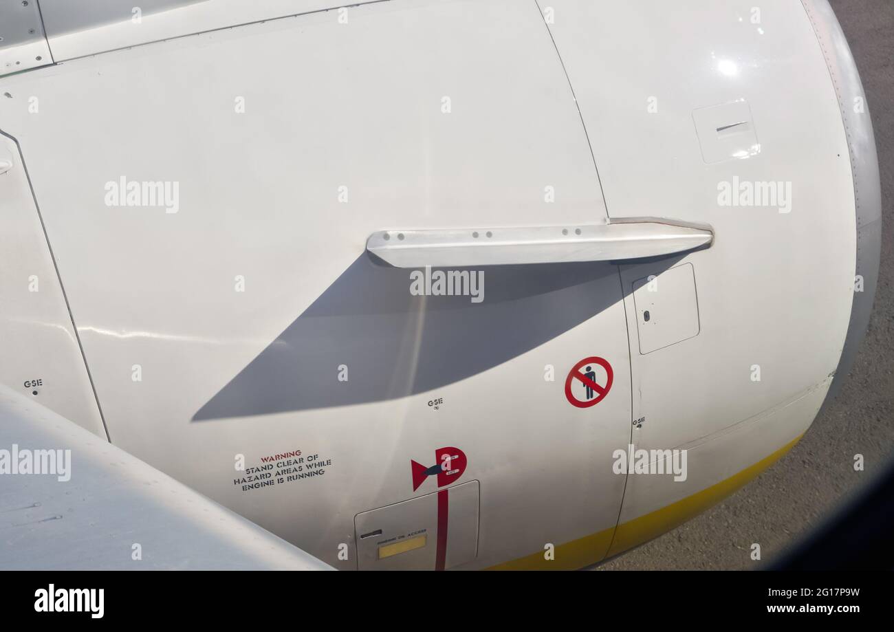 Warn- und Informationsschilder auf der Abdeckung des kommerziellen Flugzeugtriebwerks Stockfoto