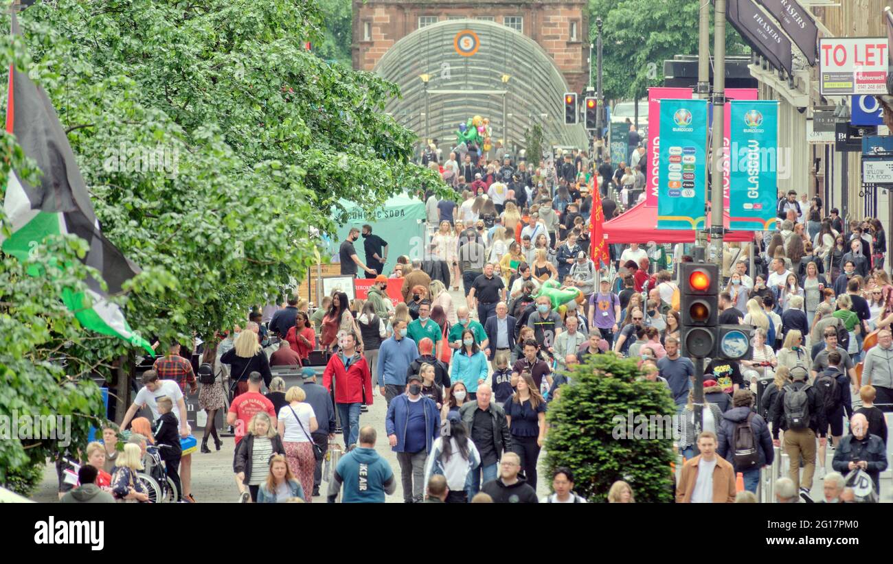 Glasgow, Schottland, Großbritannien, 5. Juni 2021. Covid dominiert weiterhin den Alltag in der Stadt, da sich das Leben mit der 2. Etappe verbessert und die Menschen die Straßen und Bars überfluten, um die Stadt wieder zum Leben zu erwecken. Quelle: Gerard Ferry/Alamy Live News Stockfoto