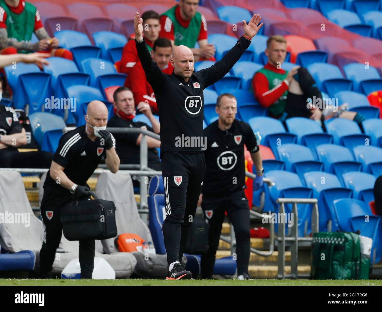 Cardiff, Wales, 5. Juni 2021. Rob Page Manager von Wales stellt sich vor eine Herausforderung während des Internationalen Fußballfreundschaftsspiel im Cardiff City Stadium, Cardiff. Bildnachweis sollte lauten: Darren Staples / Sportimage Stockfoto