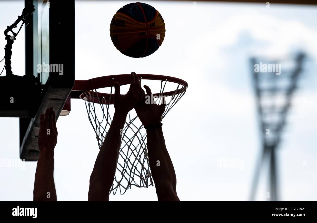 Berlin, Deutschland. Juni 2021. Finale 2021 - 3x3 Basketball Männer: Im Friedrich-Ludwig-Jahn-Sportpark kämpfen die Spieler um den Ball. Quelle: Fabian Sommer/dpa/Alamy Live News Stockfoto