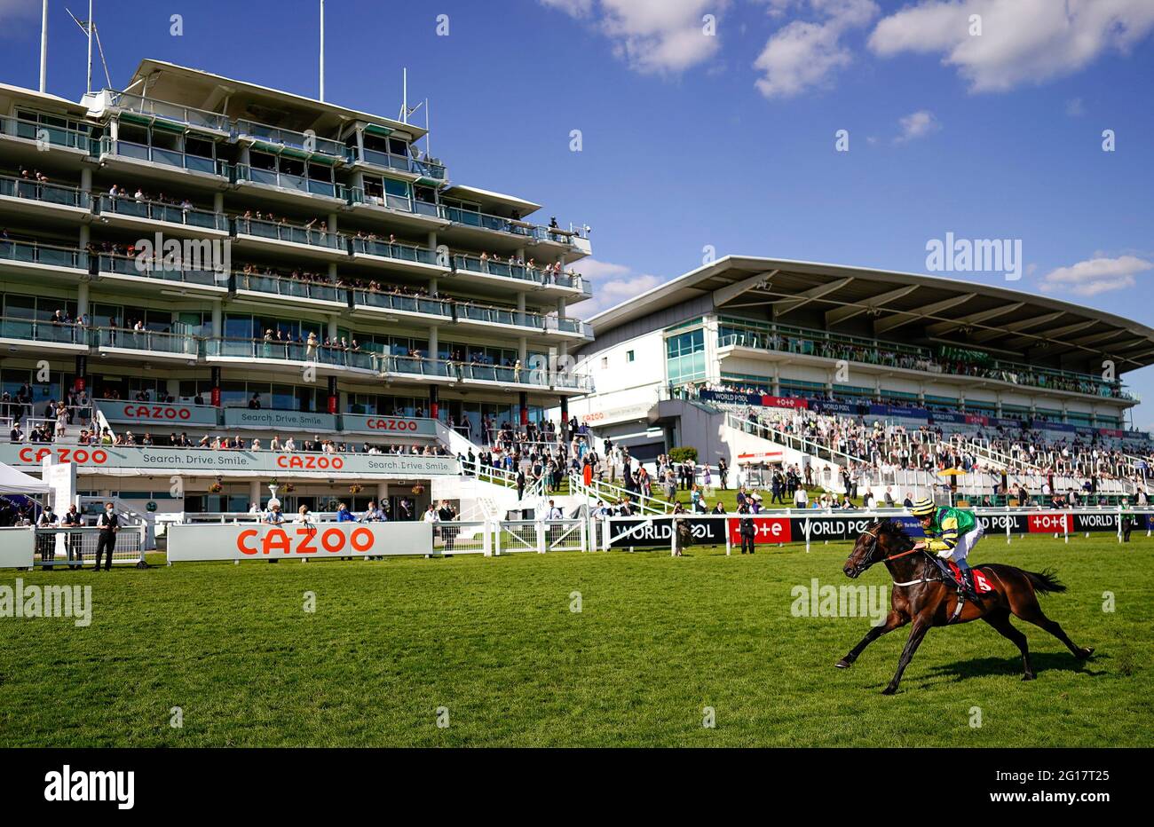 Midnights Legacy unter William Buick gewinnt das Northern Dancer Handicap am zweiten Tag des Cazoo Derby Festivals auf der Epsom Racecourse. Bilddatum: Samstag, 5. Juni 2021. Stockfoto