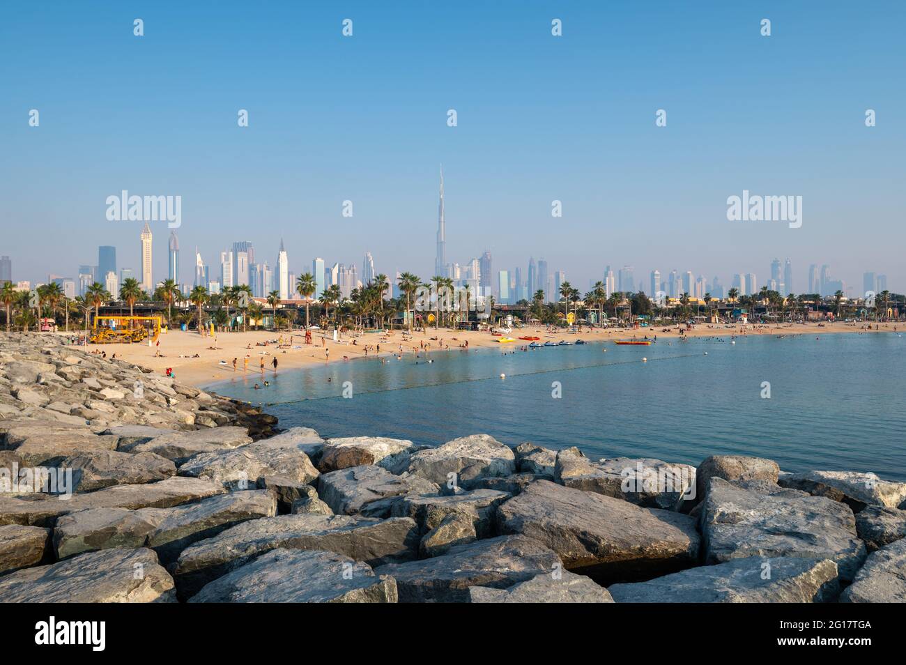 Dubai, Vereinigte Arabische Emirate - 11. Mai 2021: Der Strand La mer und die Skyline der Innenstadt von Dubai steigen über die Küste. Berühmtes Resort und Reiseort in Du Stockfoto