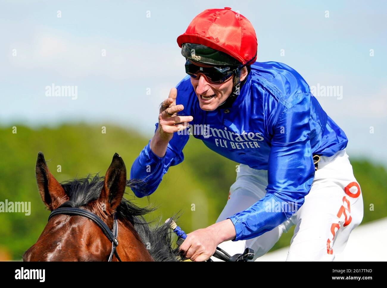 Adam Kirby feiert auf Adayar nach dem Gewinn des Cazoo Derby am zweiten Tag des Cazoo Derby Festivals auf der Epsom Racecourse. Bilddatum: Samstag, 5. Juni 2021. Stockfoto