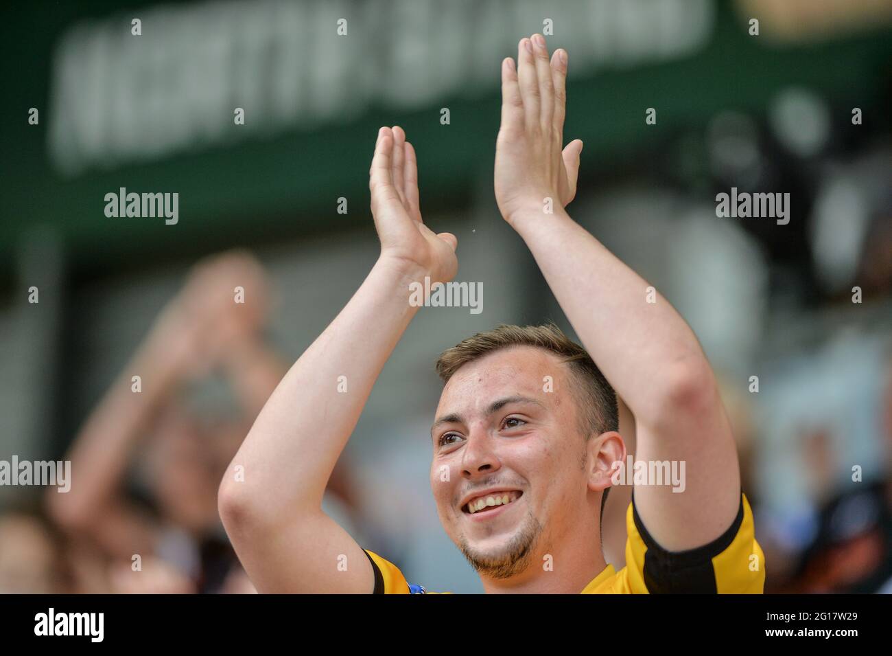 Leigh, England - 5. Juni 2021 Castleford Tigers Unterstützer feiert Versuch während der Rugby League Betfred Challenge Cup Halbfinale Castleford Tigers vs Warrington Wolves im Leigh Sports Village, Leigh, Großbritannien Dean Williams/Alamy Live News Stockfoto